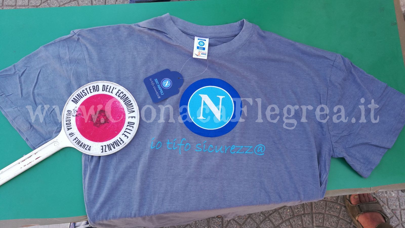 Scoperta stamperia del falso a Quarto: produceva t-shirt e gadget del Napoli