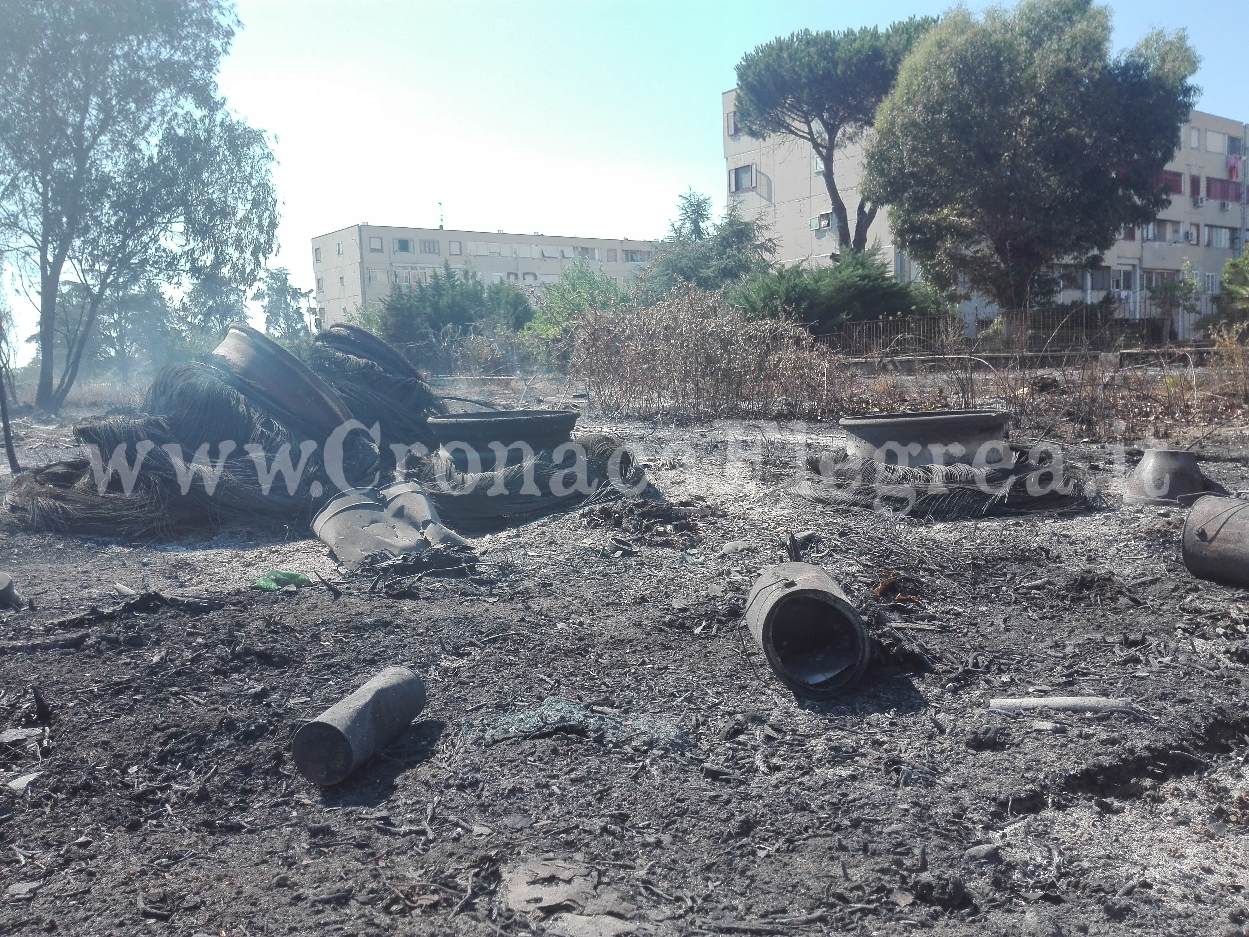 Rifiuti bruciati e veleni: viaggio nella discarica tra i palazzi popolari di Monterusciello