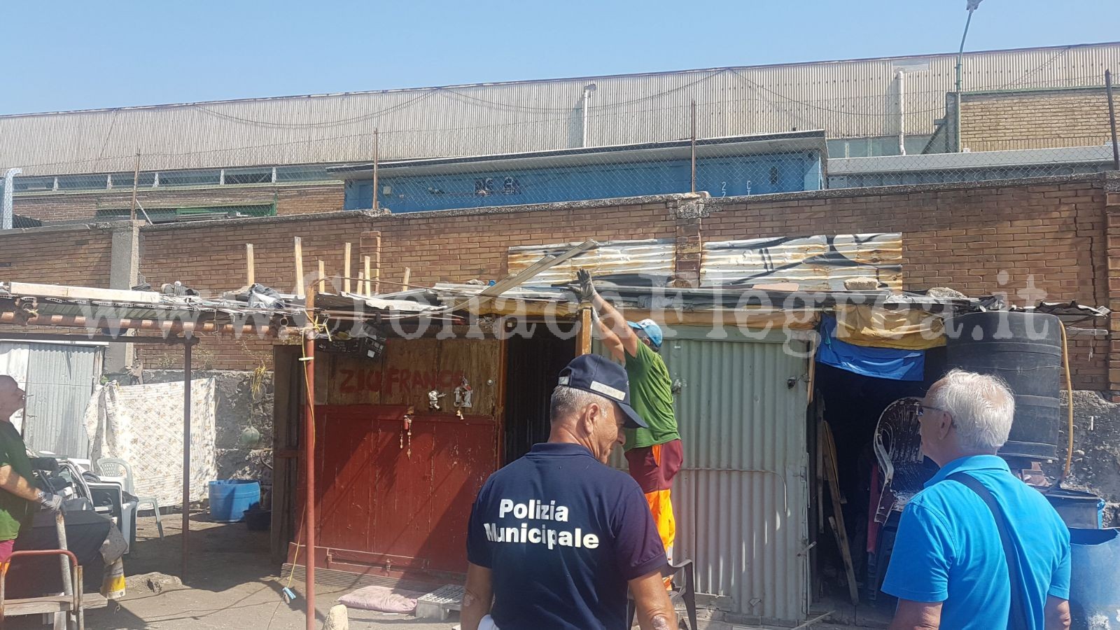 Smantellata baraccopoli sulla spiaggia “Le Monachelle”, trovato un machete – LE FOTO