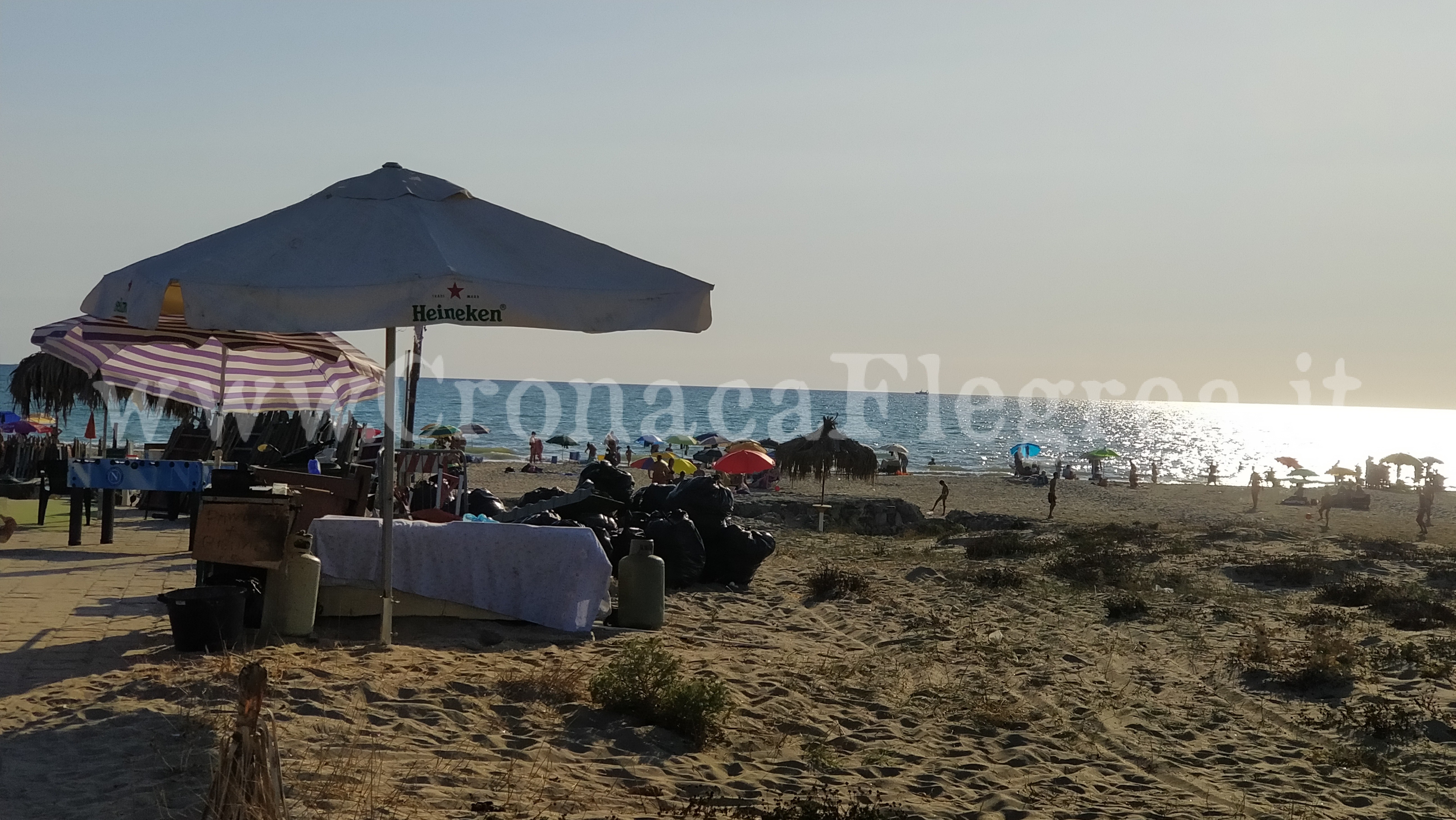 I LETTORI SEGNALANO/ «Spiaggia libera in mano agli abusivi»