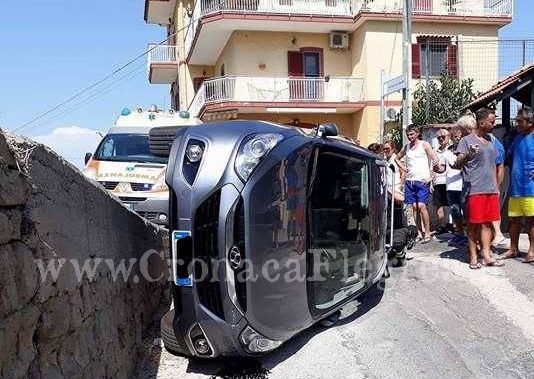 BACOLI/ Auto si ribalta, in 5 finiscono in ospedale