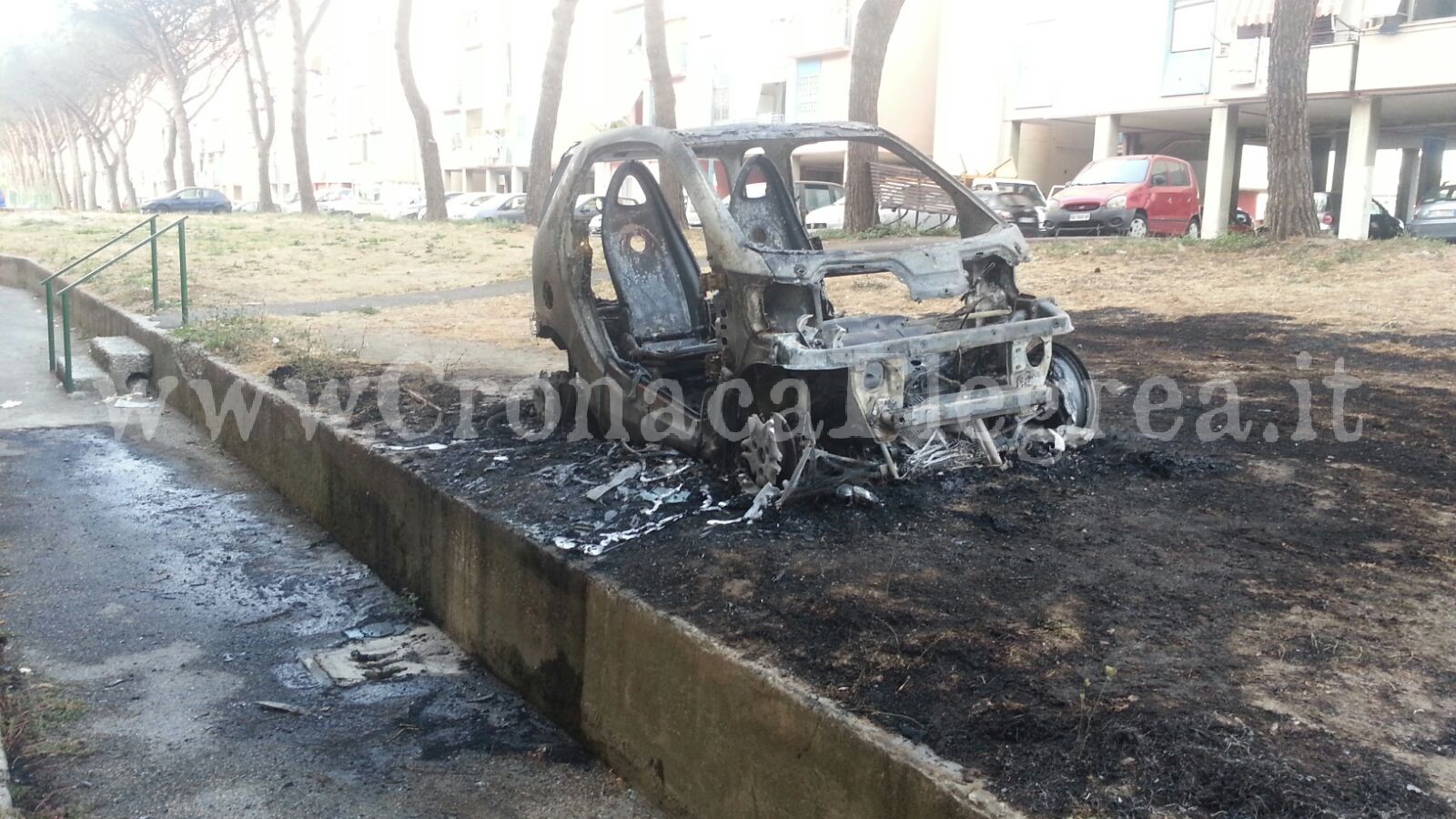 POZZUOLI/ Raid incendiario nel Rione Toiano, in fiamme auto e scooter