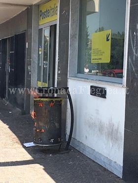 I LETTORI SEGNALANO/ «Vandali che incendiano il cestino all’ingresso dell’ufficio postale»