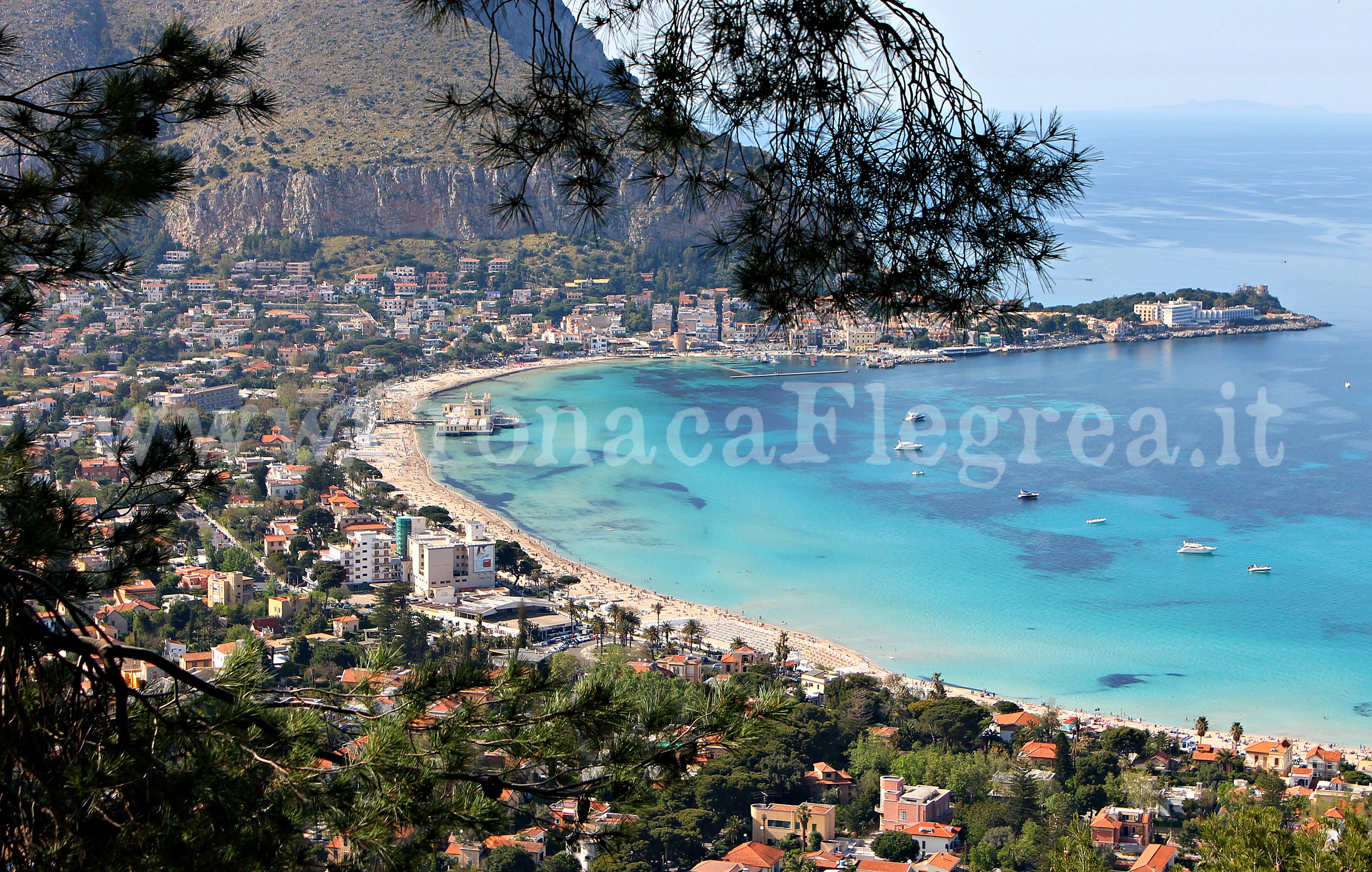 QUARTO/ Case, vestiti e spiagge da mille e una notte: le vacanze da sogno del clan