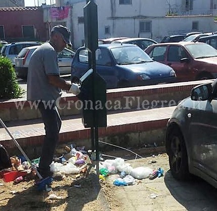 BACOLI/ Via Poggio, tornano i rifiuti nel parcheggio appena ripulito