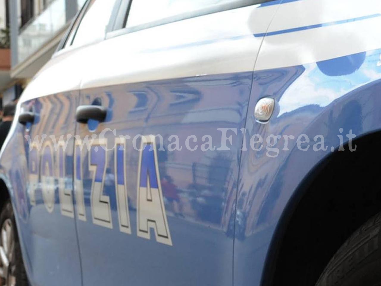 Poliziotti aggrediti con una mazza di ferro: arrestato 49enne