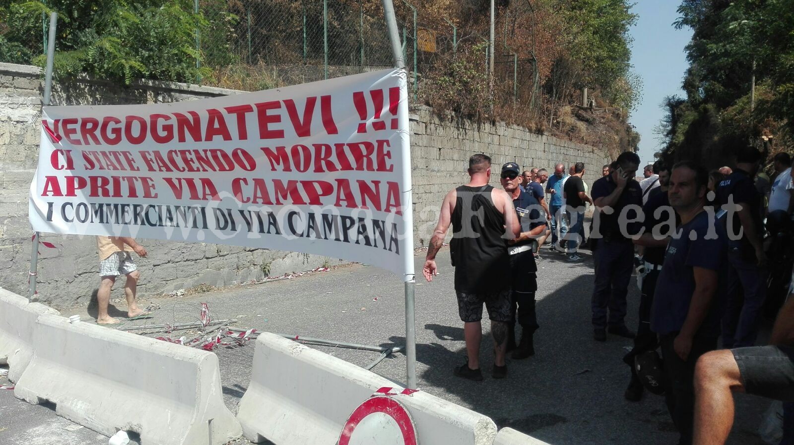 Chiusura Montagna Spaccata, scatta la protesta: commercianti in strada