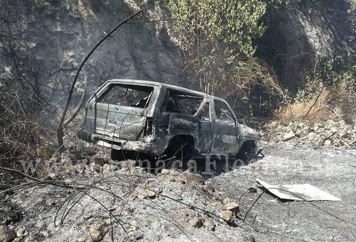 POZZUOLI/ Ex Ospedale NATO, spento il rogo spunta una discarica abusiva – LE FOTO