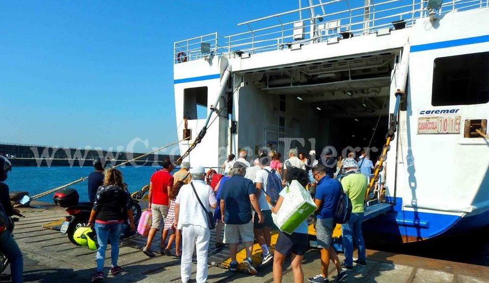 POZZUOLI/ Il terremoto non ferma i turisti: in tanti si imbarcano per Ischia