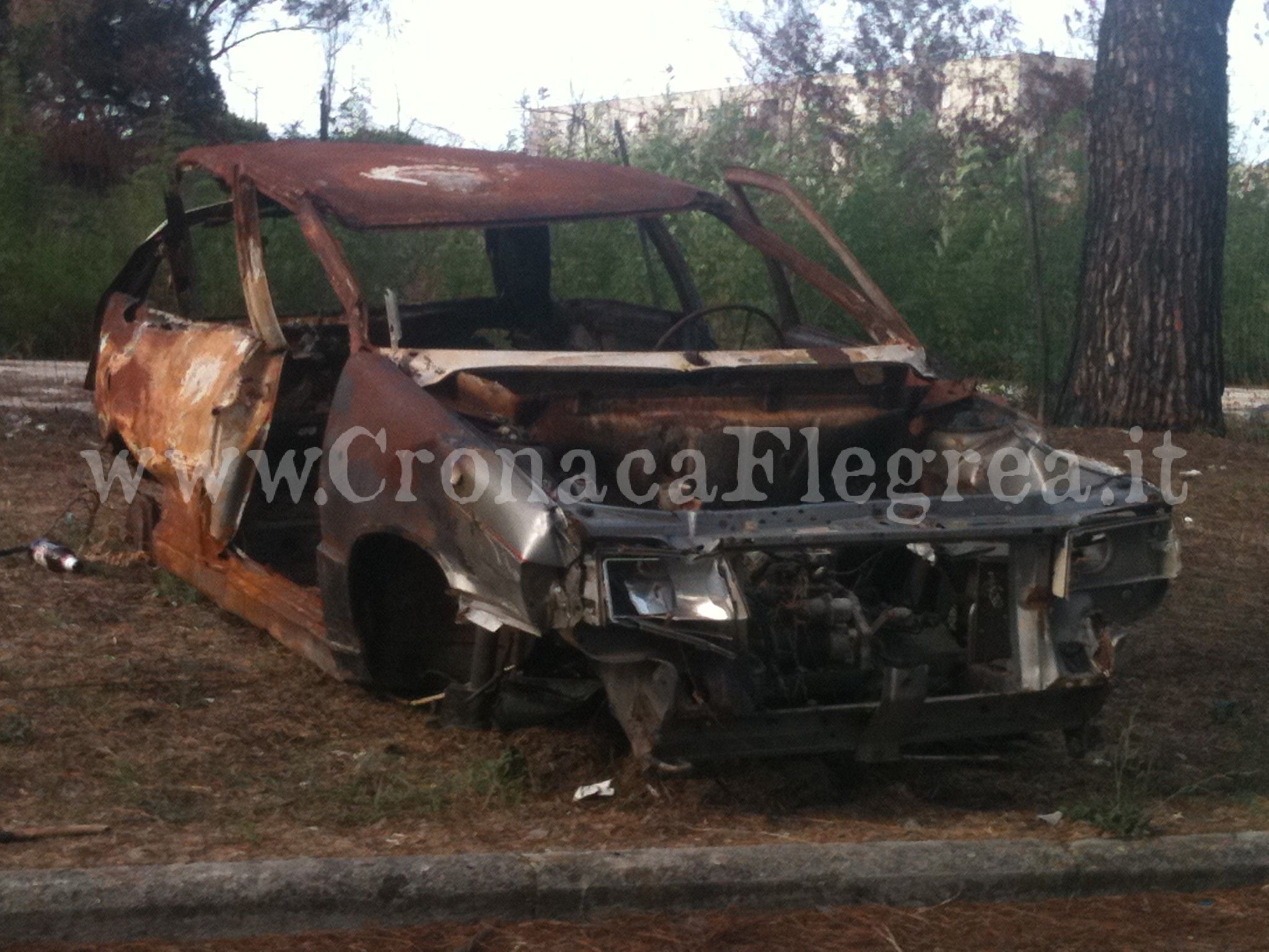 POZZUOLI/ Auto abbandonata e incendiata a Monterusciello