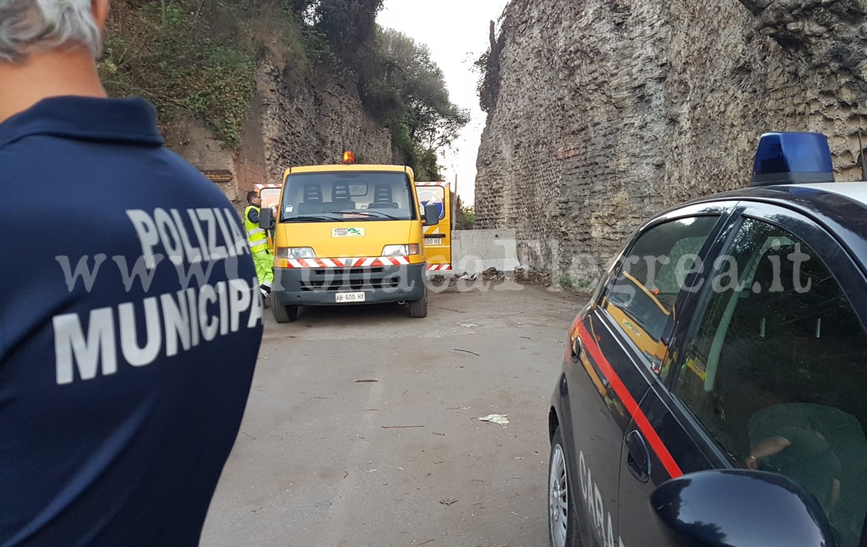 Incredibile incidente alla Montagna Spaccata: moto finisce a tutta velocità contro le barriere