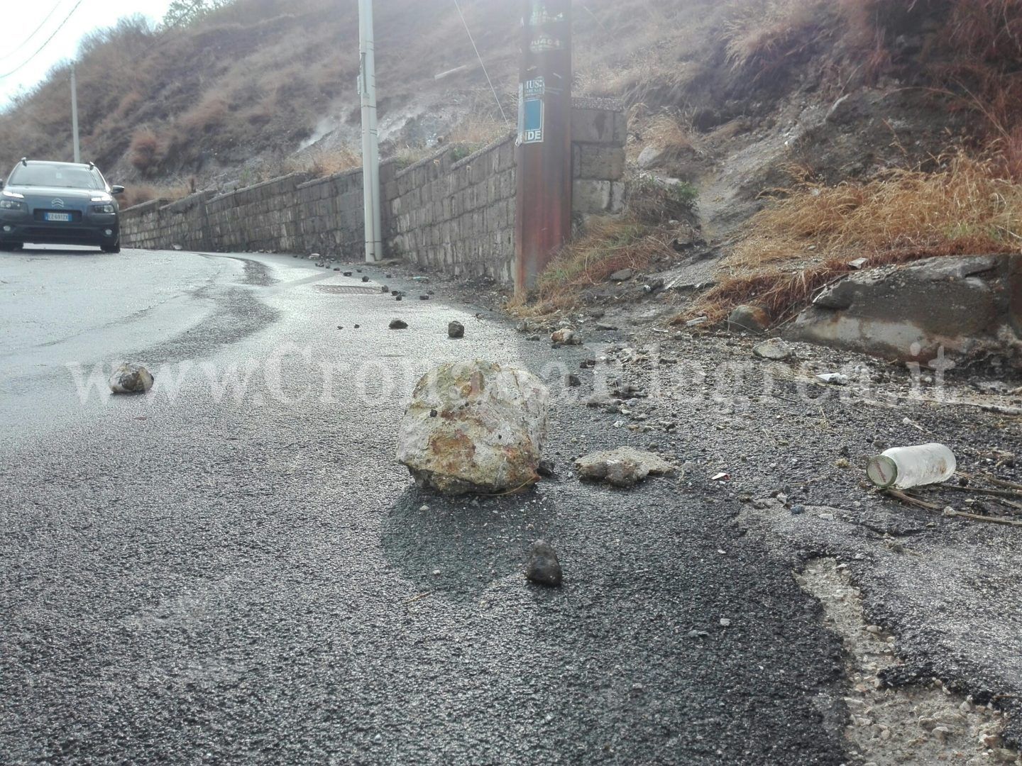 POZZUOLI/ Piove e cadono massi sulla strada – LE FOTO