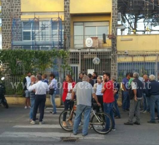 «Riaprite la caserma dei Carabinieri» Protesta dei cittadini a Licola
