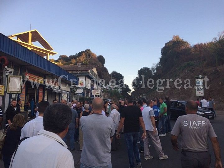 QUARTO/ Sit-in alla Montagna Spaccata, in centinaia chiedono la riapertura della strada