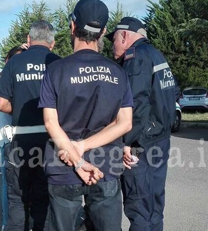 POZZUOLI/ Auto su marciapiede fuori scuola: vigile e genitore litigano e finiscono in ospedale