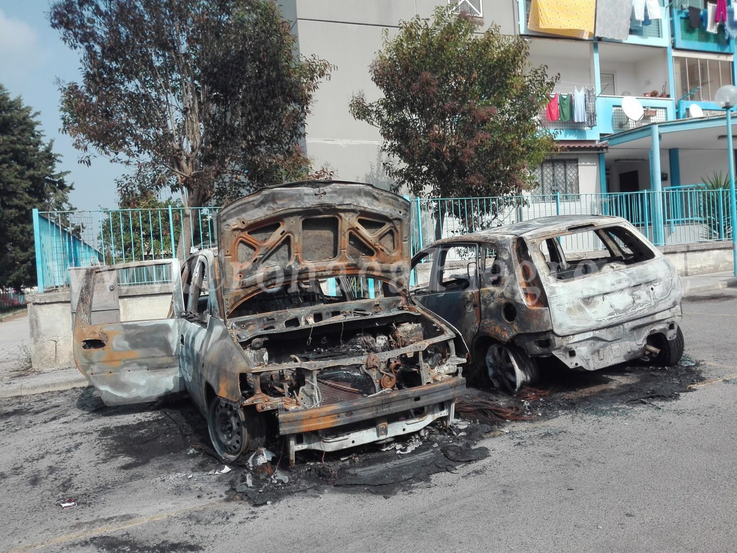 POZZUOLI/ Auto incendiate nella notte, paura a Monterusciello