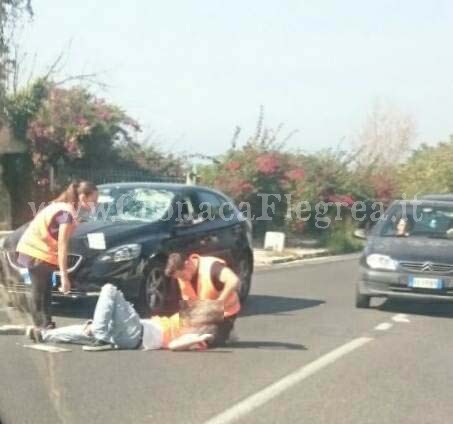 POZZUOLI/ Giovane travolto da un’auto mentre fa volantinaggio – LA FOTO