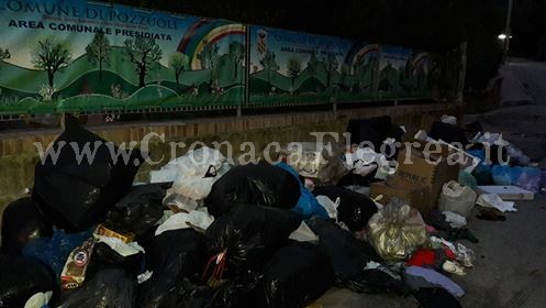 LA VERGOGNA/ «Discarica abusiva davanti all’isola ecologica di Pozzuoli» – LE FOTO