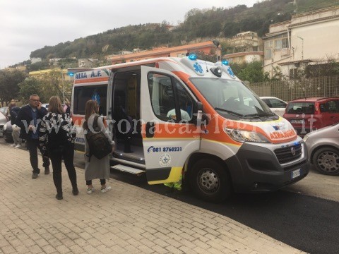 BACOLI/ Liquido “sospetto” nei corridoi del Liceo: lezioni sospese