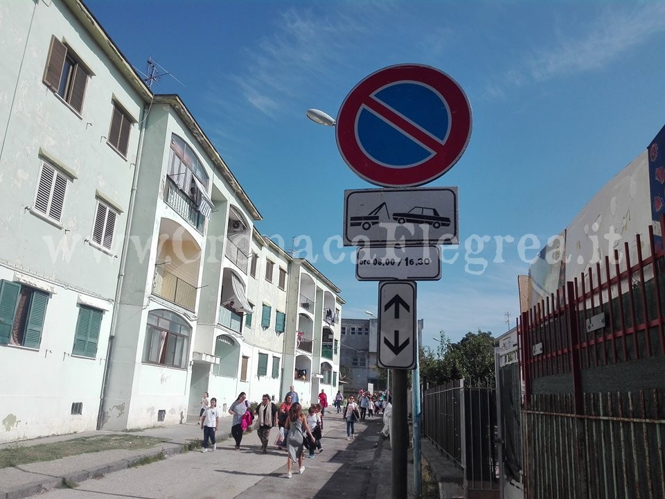 POZZUOLI/ Il comune mette il divieto fuori scuola e i residenti protestano