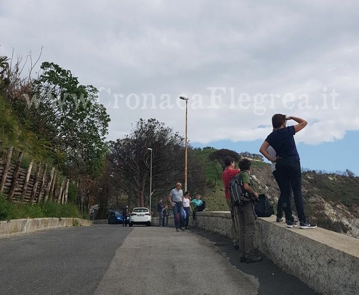 Solfatara sequestrata, il pellegrinaggio dei turisti lungo la strada che affaccia sul Vulcano