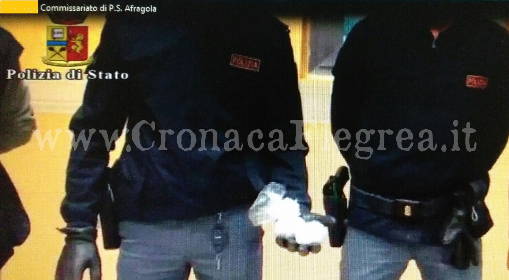 Droga-shop in casa e spaccio davanti ai tre figlioletti: arrestato