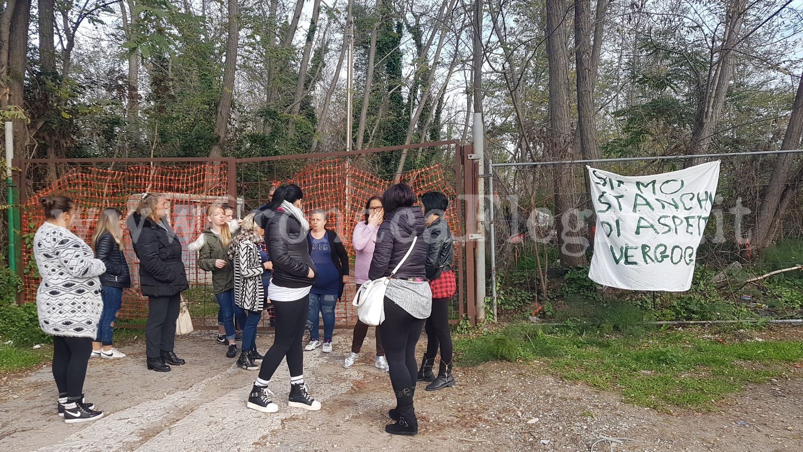 POZZUOLI/ “Dateci una casa” sit-in delle mamme di Licola Mare