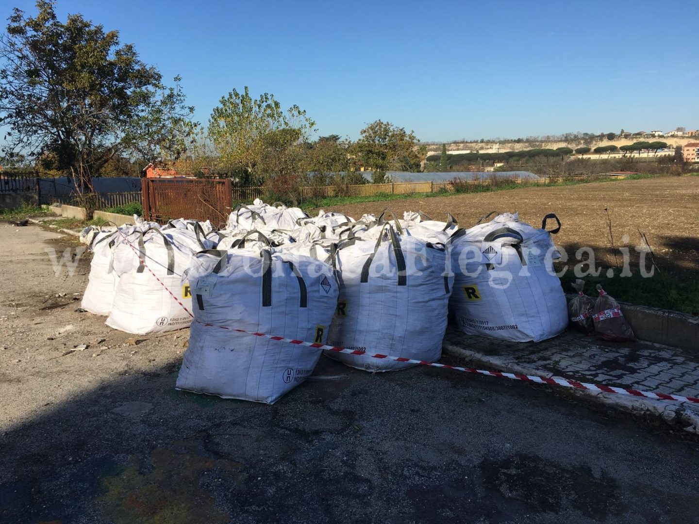 POZZUOLI/ Bonifica a Monterusciello: rimossi e smaltiti quintali di rifiuti speciali