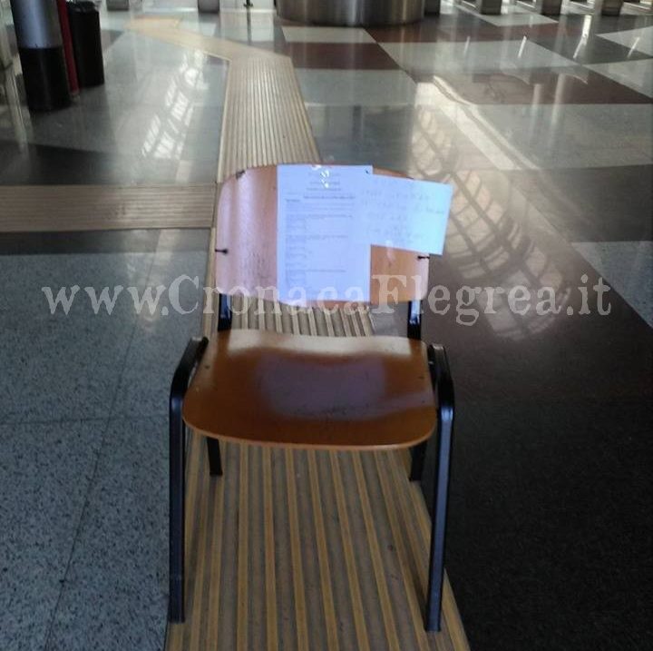 LA VERGOGNA/ Avvisi per i viaggiatori della Cumana affissi su una sedia