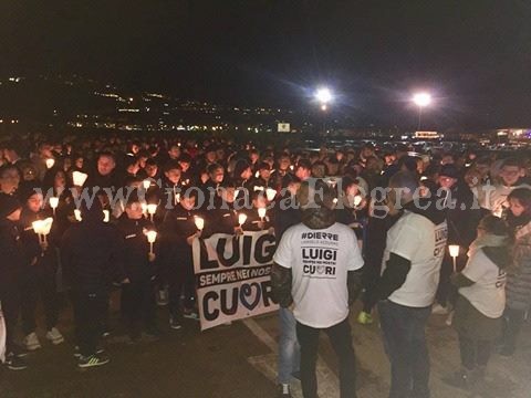 “Chi ama non dimentica”: in centinaia alla fiaccolata per ricordare Luigi Della Ragione