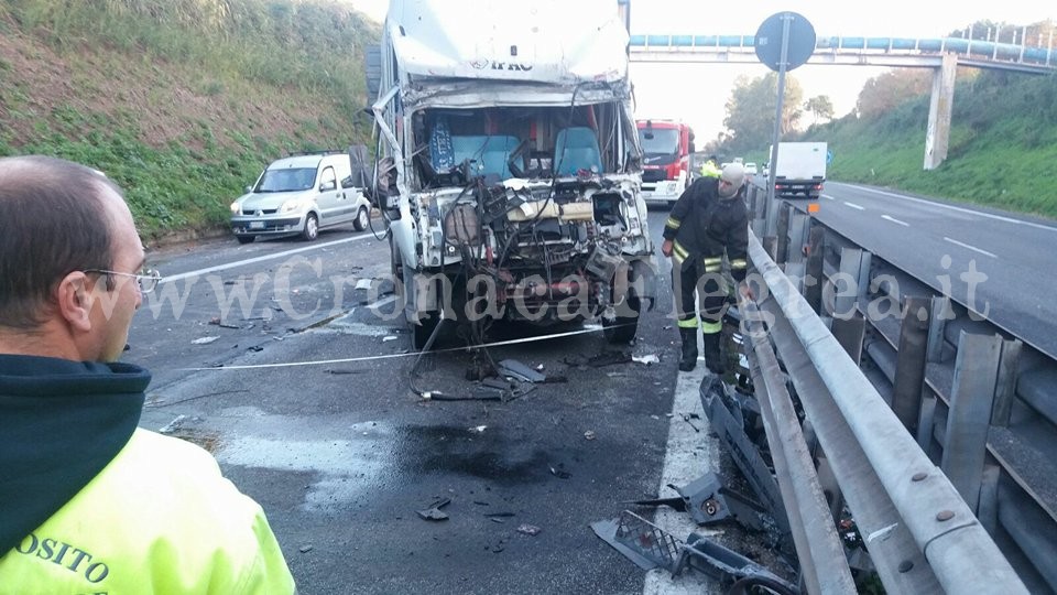 Grave incidente tra Quarto e Monterusciello: camionista ferito, traffico in tilt – LE FOTO