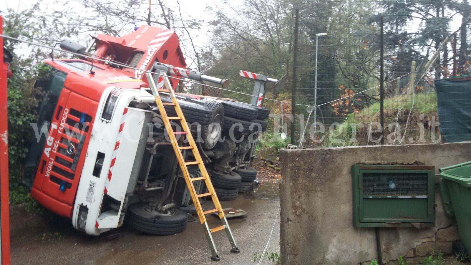 Paura a Quarto, si ribalta mezzo dei vigili del fuoco: nessun ferito