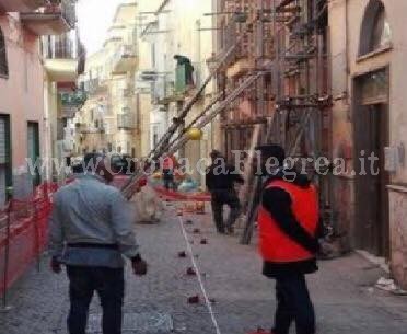 Strada chiusa da un anno: a Monte di Procida fiaccolata contro l’amministrazione Pugliese