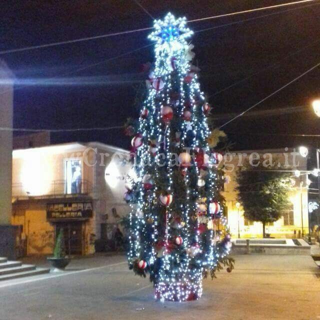 QUARTO/ Vandalizzato albero di Natale in centro storico