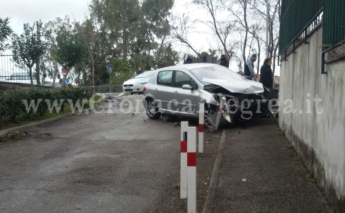 QUARTO/ Incidente in via Crocillo, auto finisce sull’accesso pedonale: un ferito