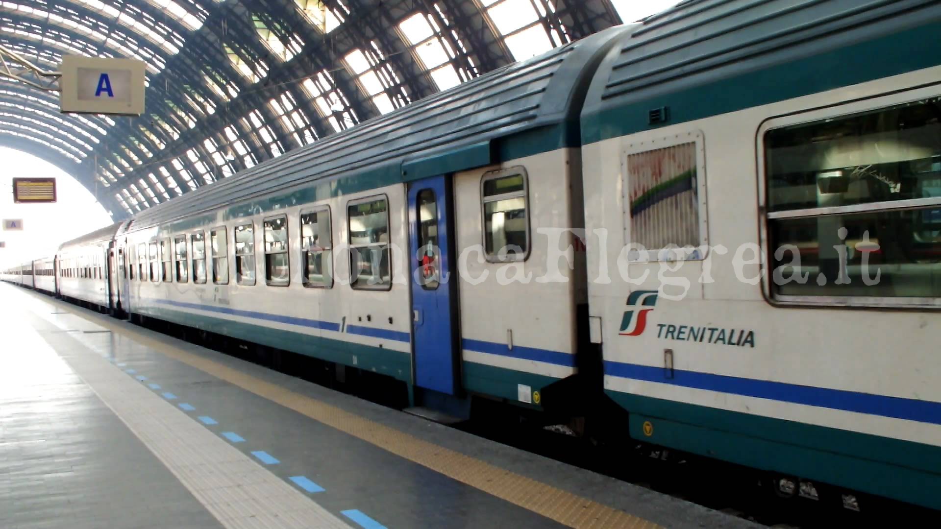 Mostra i genitali a una hostess sul treno: denuncia e multa da 10mila euro