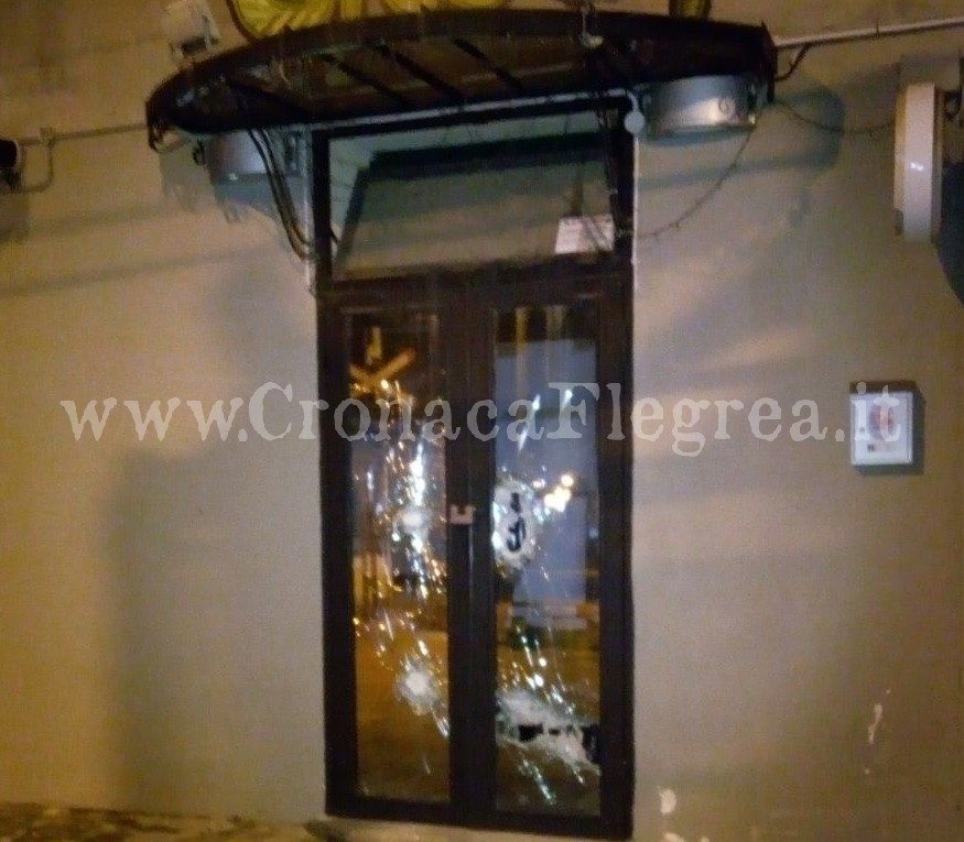 POZZUOLI/ Tenta di sfondare la vetrina con un manubrio da palestra: arrestato 30enne