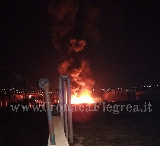 POZZUOLI/ Incendio a Licola, fiamme in un rimessaggio di barche – LE FOTO
