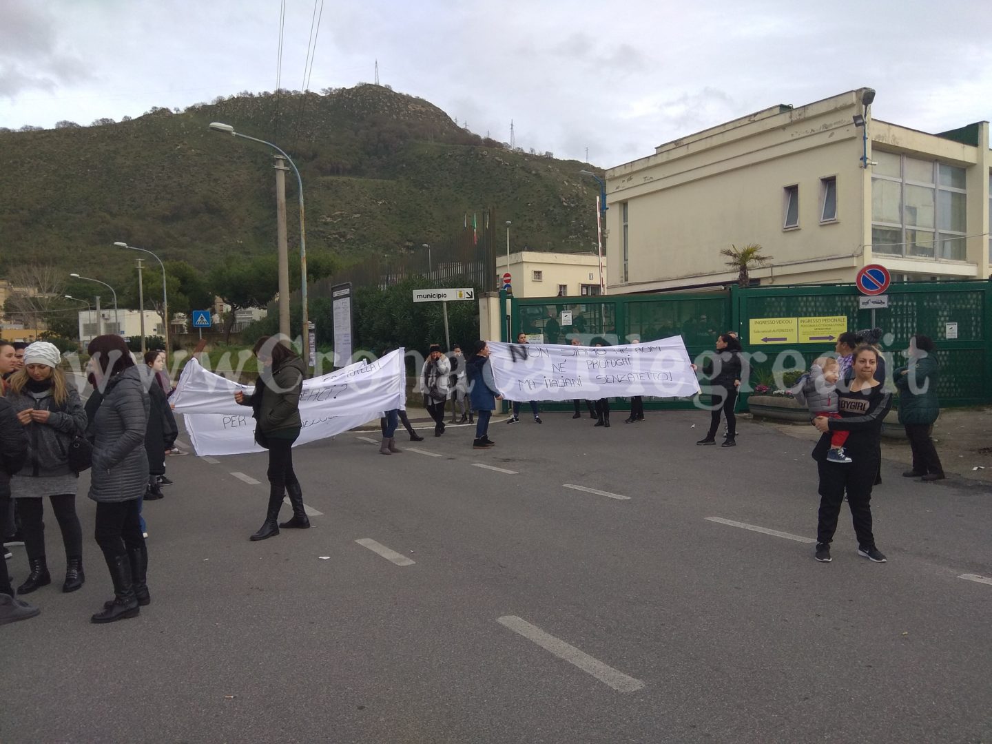 POZZUOLI/ Protesta degli sfollati davanti al Comune