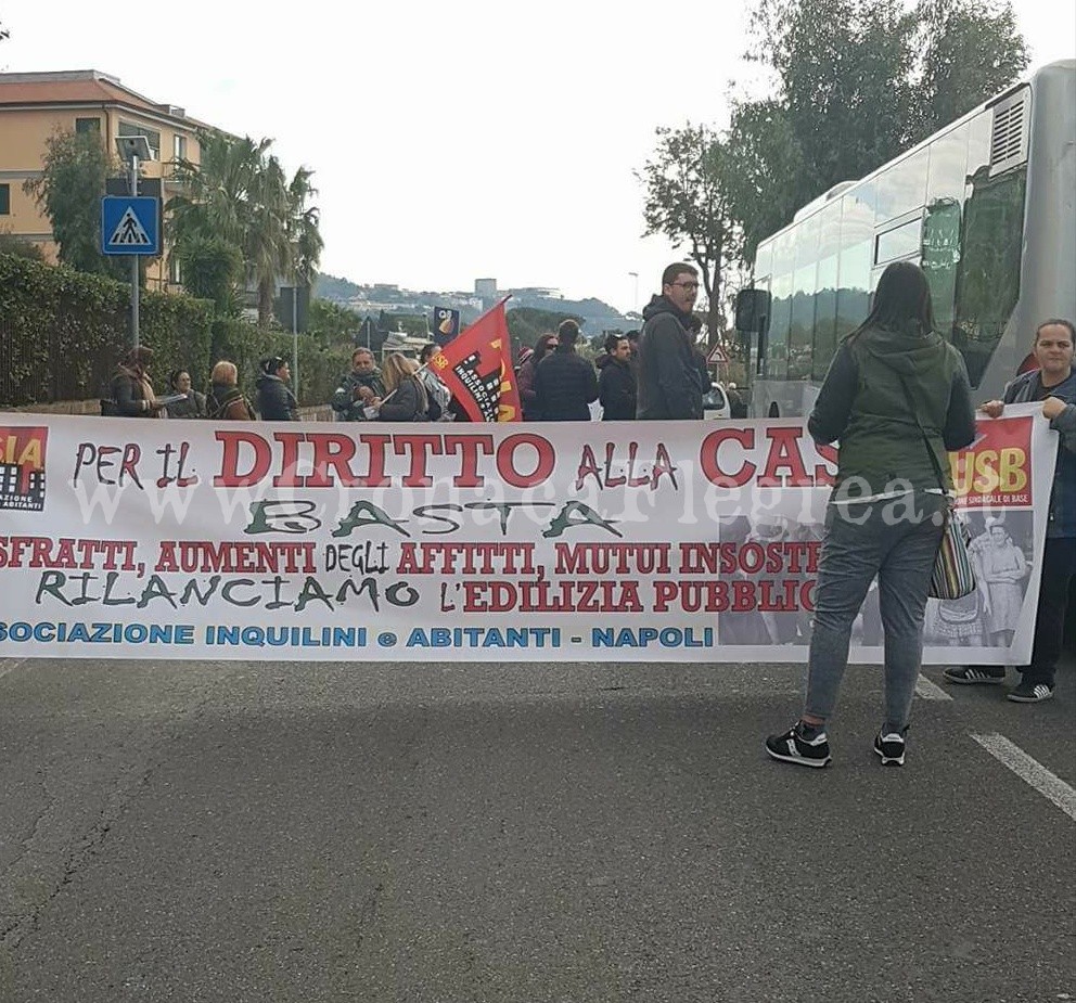 POZZUOLI/ Protesta degli sfollati: bloccata via Campi Flegrei