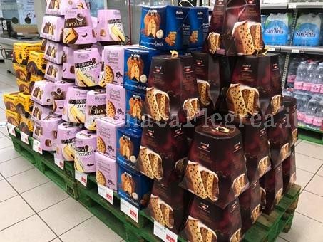 Rubano panettoni e dolci in un minimarket: arrestati 2 ladri