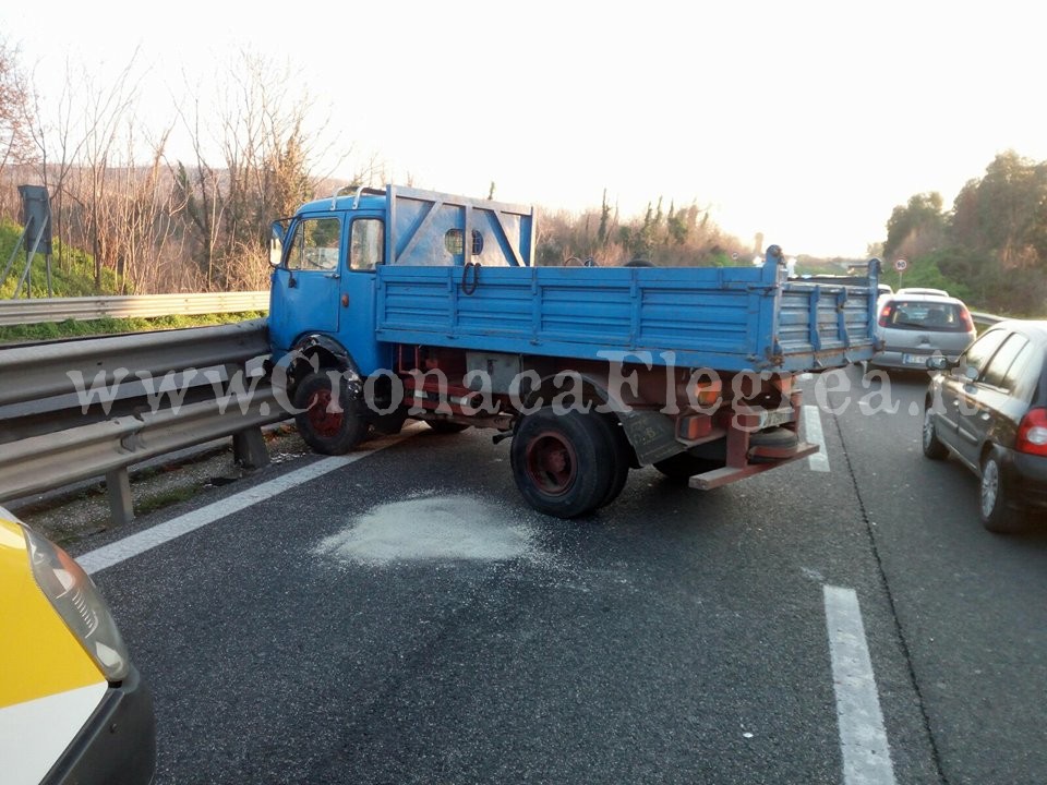 POZZUOLI/ Schianto camion-moto sulla Statale: feriti e traffico in tilt – LE FOTO