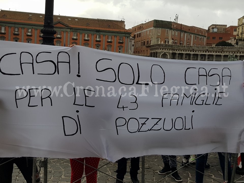 POZZUOLI/ Sfollati del campo container: protesta davanti alla Prefettura – LE FOTO