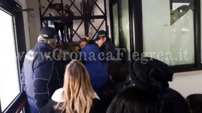 POZZUOLI/ Alta tensione al Comune: sfollati occupano la palazzina del sindaco – IL VIDEO