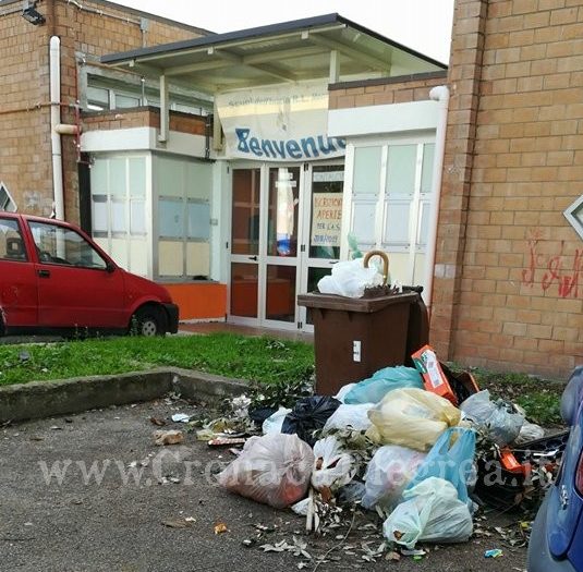 POZZUOLI/ Rifiuti davanti scuola: vergogna a Monterusciello – LE FOTO