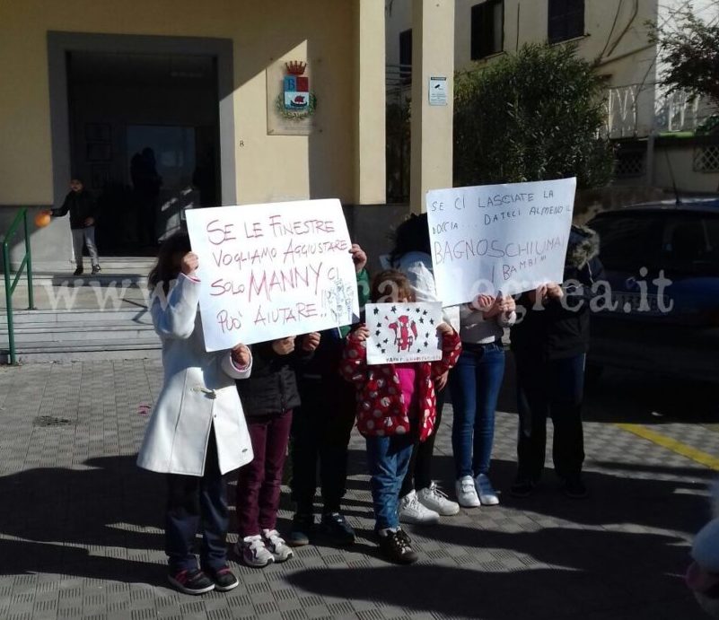 BACOLI/ Scuola di nuovo allagata: protesta delle mamme al Comune