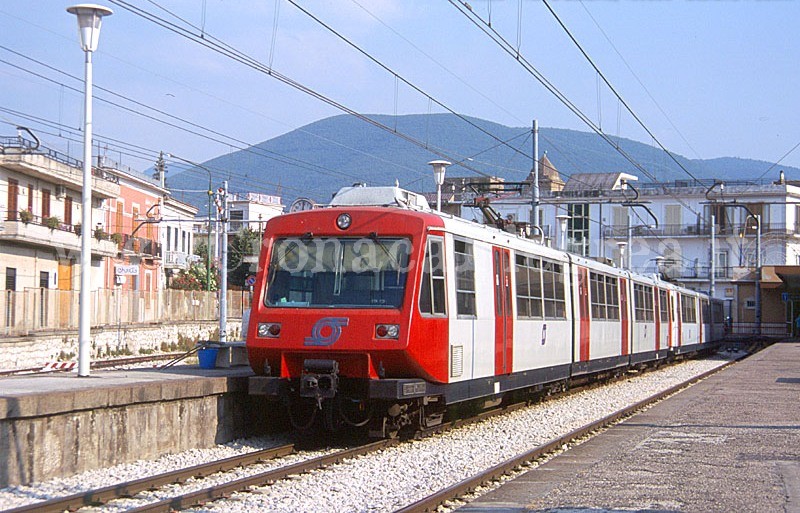 LA FOLLIA/ Sul treno senza biglietto, 15enne prende a pugni i controllori