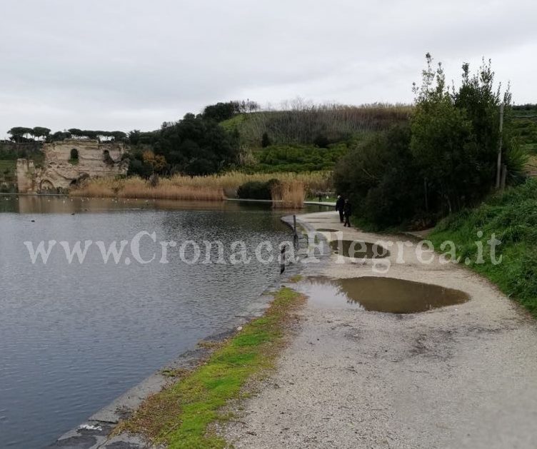 Anziani passeggiano mano nella mano attorno al lago d’Averno, poi aggrediscono i vigili