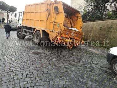POZZUOLI/ Sprofonda la strada e il camion dei rifiuti resta incastrato