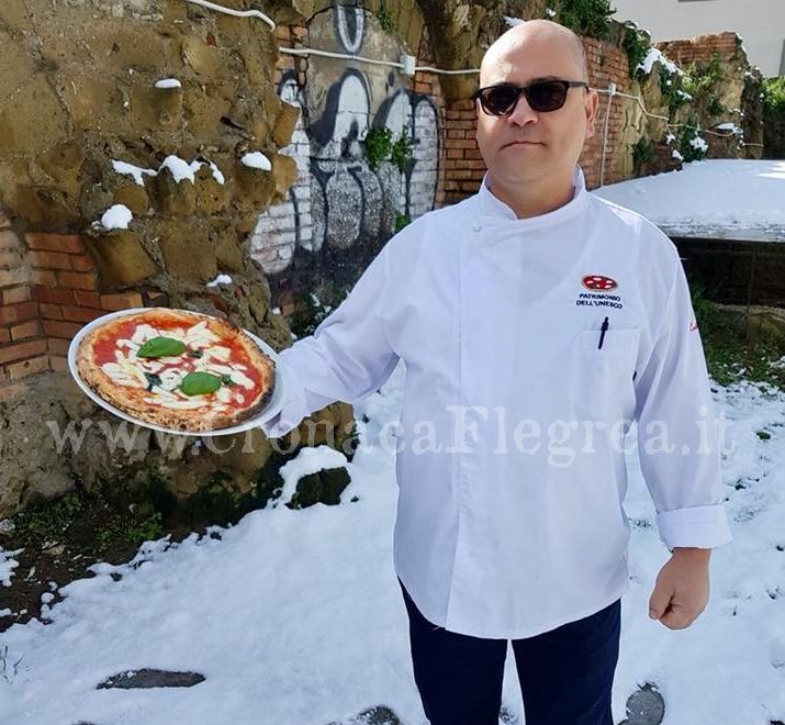FOTONOTIZIA/ A Pozzuoli la prima pizza sotto la neve